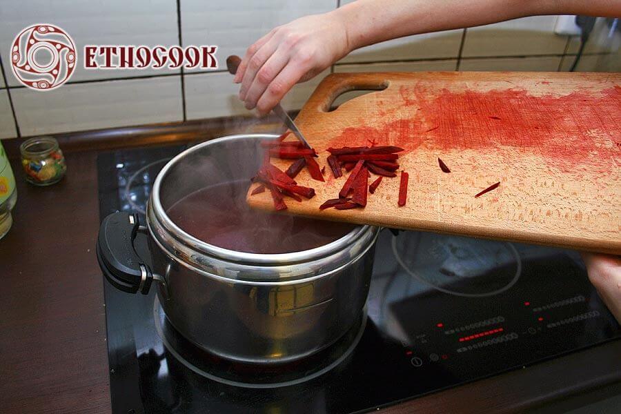 Borsch ucraniano en la maceta