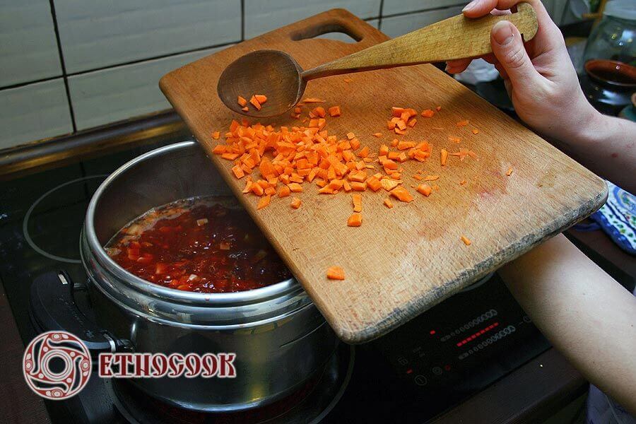 Borsch ucraniano en la maceta