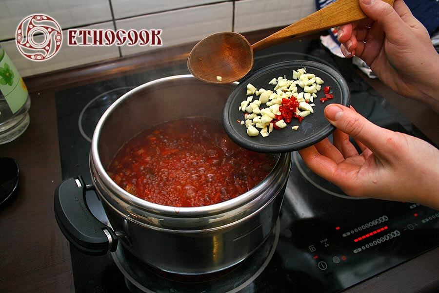 Borsch ucraniano en la maceta