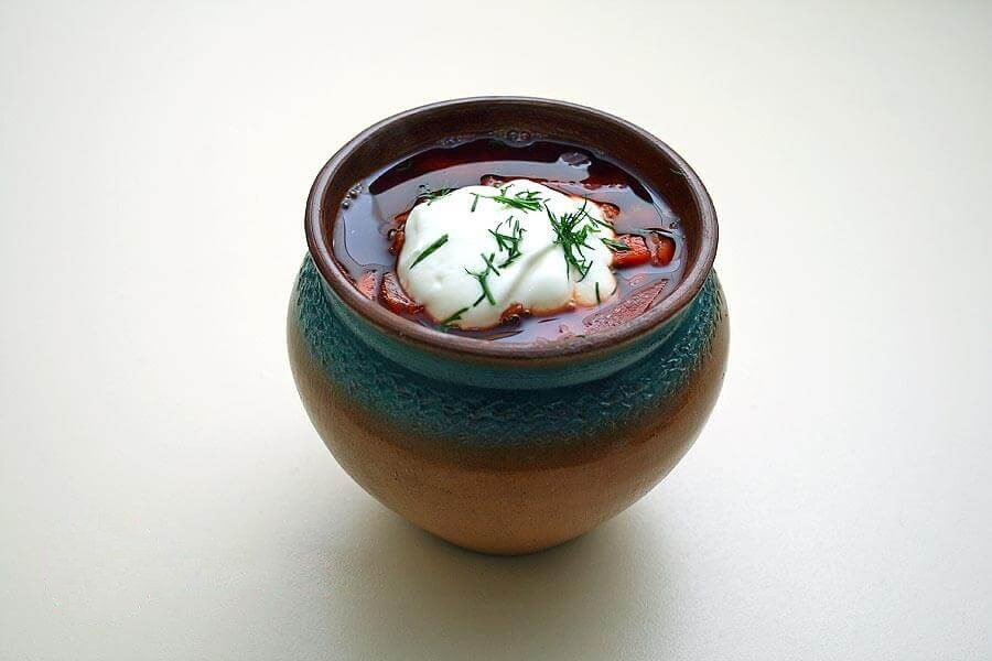 Borsch ucraniano en la maceta