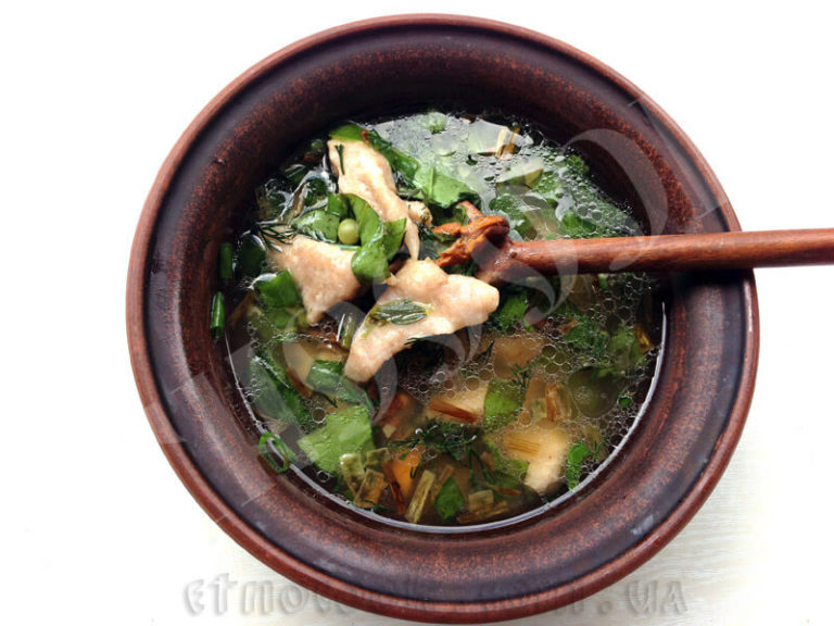 Sopa con rebozuelos y galushki a base de harina integral