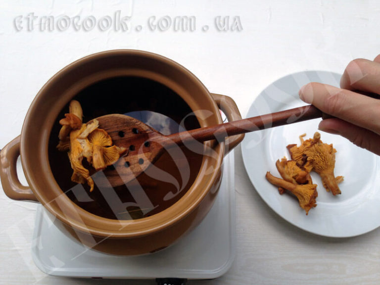 Sopa con rebozuelos y galushki a base de harina integral