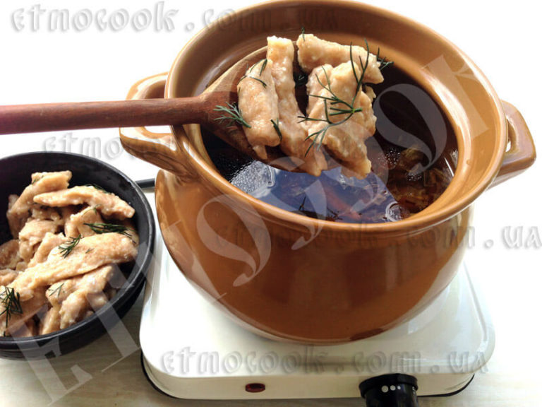 Sopa con rebozuelos y galushki a base de harina integral